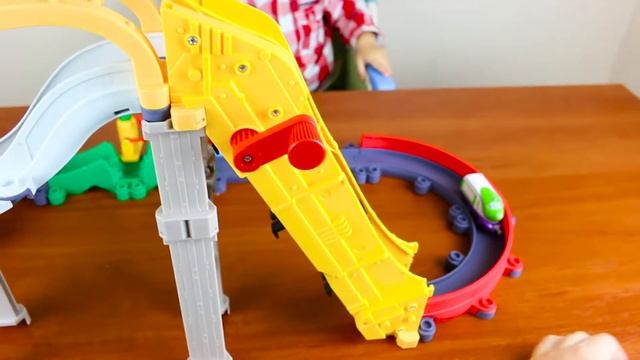Открываем игрушки - железная дорога с горкой и трамплином, обзор игрушек смотреть онлайн