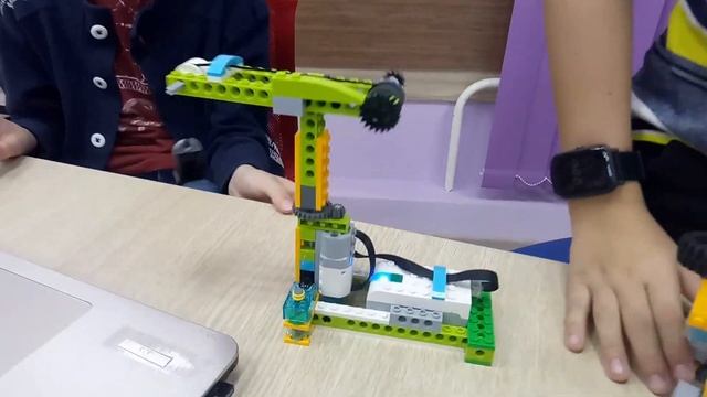 Lego Wedo 2.0 - Урок робототехники. смотреть онлайн