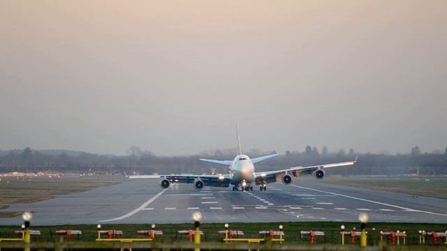 Аварийная посадка Boeing 747 без стойки шасси