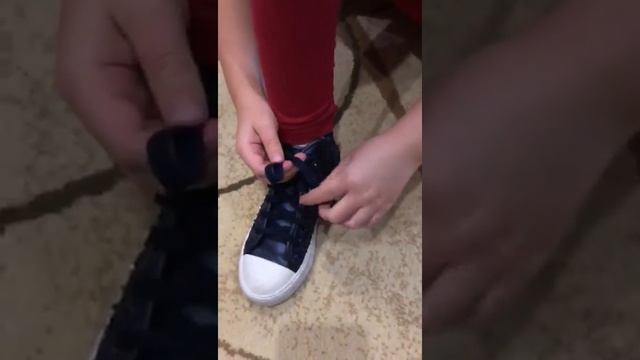 Как быстро завязать шнурки на красовках?😜 смотреть онлайн
