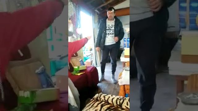 Прикол.как налить рюмку с расстояния 3 метра смотреть онлайн