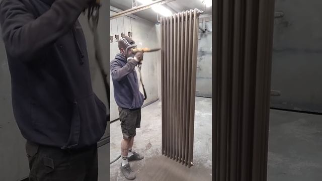 let's turn this dull white radiator.A happy 😊 shade of bronze 2 #powdercoating #radiators смотреть онлайн