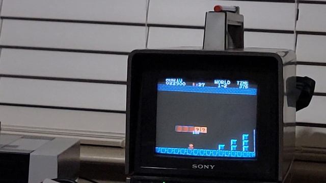 Retro gaming on world's smallest color tv from 1979! Sony Trinitron + Nintendo Entertainment System смотреть онлайн