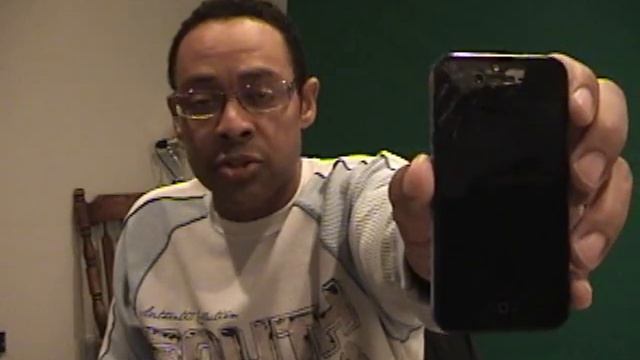 My Cracked iPhone 4 Display - Can It Be Safely Removed? смотреть онлайн