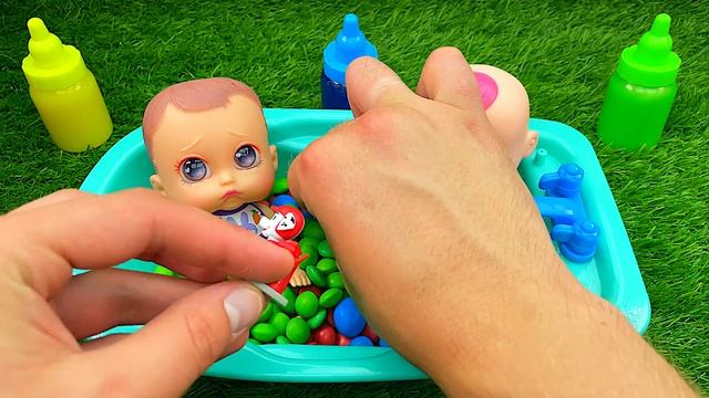 Satisfying Video - Mixing Rainbow Candy in BathTub with 2 Baby & Magic Skittles & Slime ASMR #40 смотреть онлайн