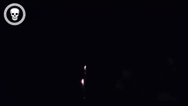 Красивый салют в центре улицы смотреть онлайн