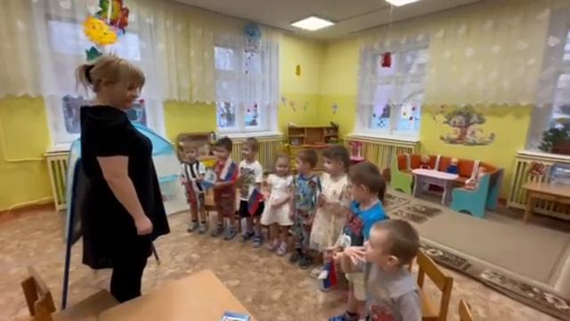 Дети младшей группы присоединились к празднованию Дня единства. ДОУ 26 Ангарск смотреть онлайн