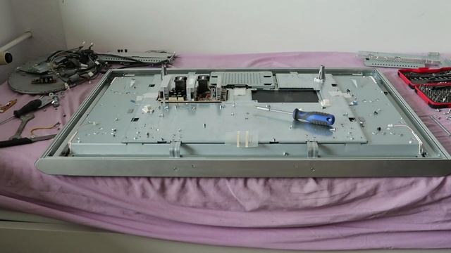 Grundig TV teardown (Fine Arts 37 LXW 94-9650 FHD) смотреть онлайн
