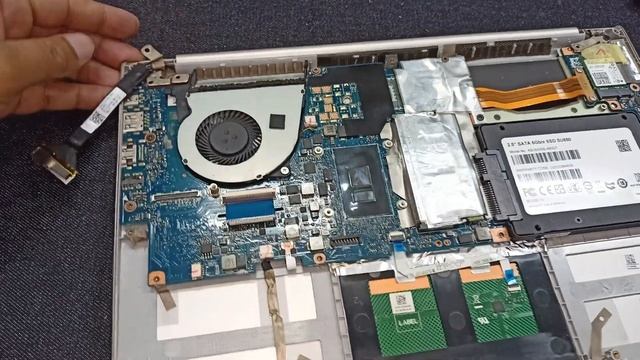 Asus Zenbook ux303 battery replacement and basic servicing смотреть онлайн