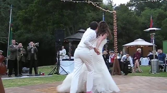 "Born to Love Her" - Thea and Jess First Dance смотреть онлайн