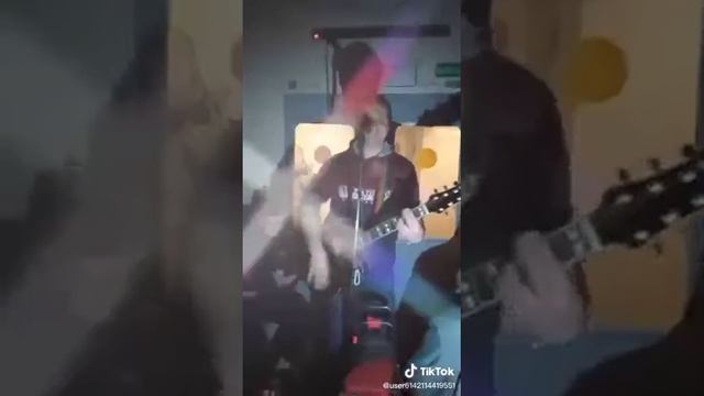 Виван Майский - Группа крови (гр. Кино) круто спел в электричке! смотреть онлайн