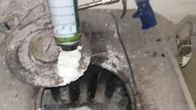 В течении какого времени нужно снять баллон с пеной с пистолета? Почему при снятии западает клапан?