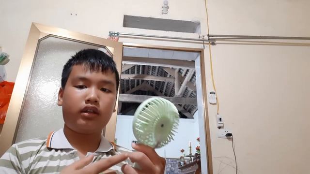 Giới thiệu quạt mini 45k ở cổng trường. смотреть онлайн