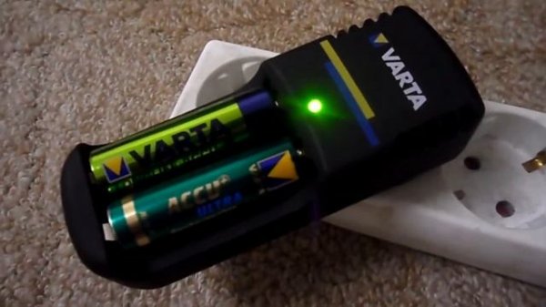 Varta Mini Charger  Easy Charger , شاحن البطاريات الوسط والصغيرة