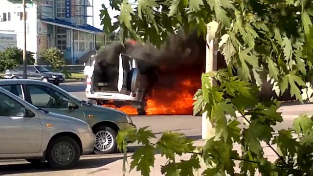 горит УАЗ Патриот.mp4 смотреть онлайн