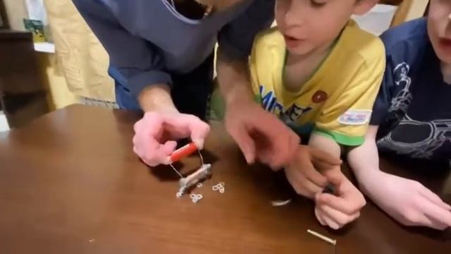 Магнит из батарейки смотреть онлайн