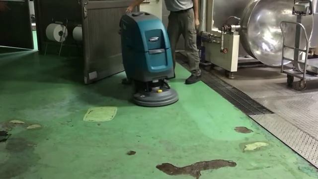 美國 Tennant T300洗地機 測試epoxy地板 смотреть онлайн
