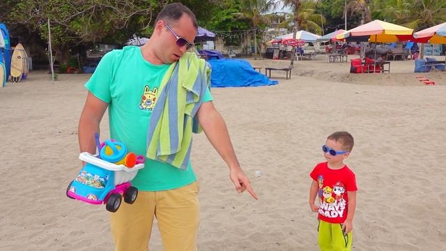 Сабый и сонный папа играют на пляже. смотреть онлайн