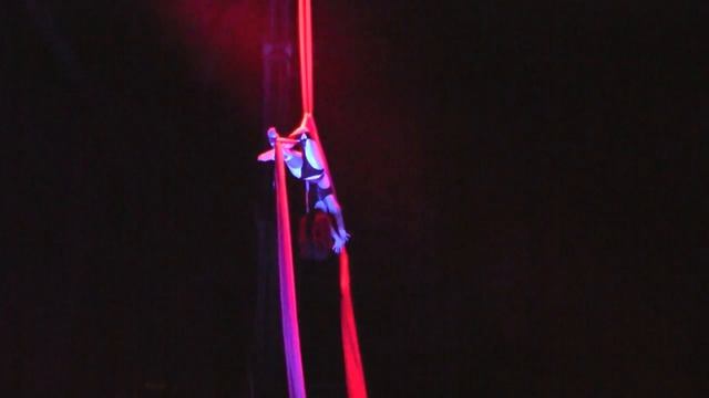Krystaal Rain Performing Aerial Silk w Bird Of Prey @ Art Outside, Austin Texas 2011 смотреть онлайн