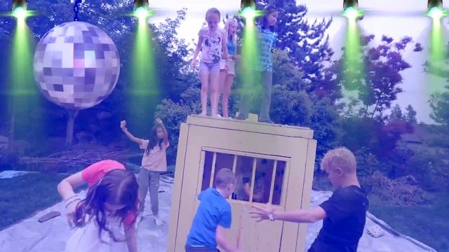My kids Trapped me in a Mystery Box! 100 Buttons, 1 Exit! смотреть онлайн