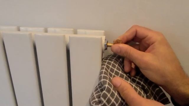 How to bleed a radiator - Maintracts Services смотреть онлайн