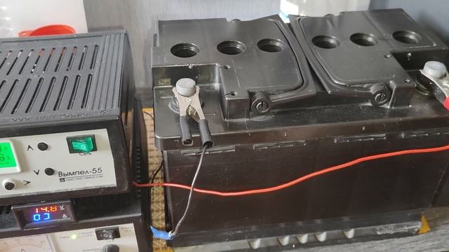 Уровень электролита в AGM аккумуляторах, при основном заряде 14.7В до заряде на 15.6В и при отстои. смотреть онлайн