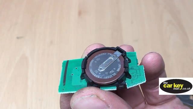 Freelander 2 HOW TO Replace the battery смотреть онлайн