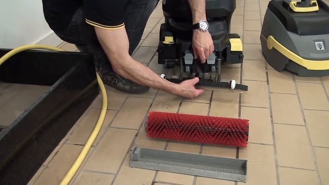 Lavadora e Secadora de Pisos Kärcher BR 35/12 C - Manutenção смотреть онлайн