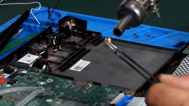 Wymiana tylnej pokrywy matrycy 💻 + wymiana zawiasów ( naprawa po innym serwisie ) смотреть онлайн