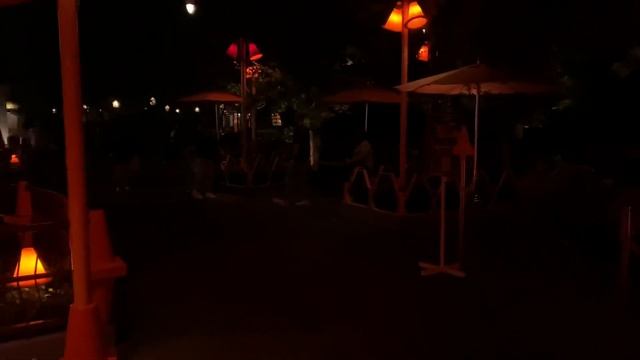 Radiator Springs by night walking tour video - Disneyland, Racer Ride, Route 66 смотреть онлайн