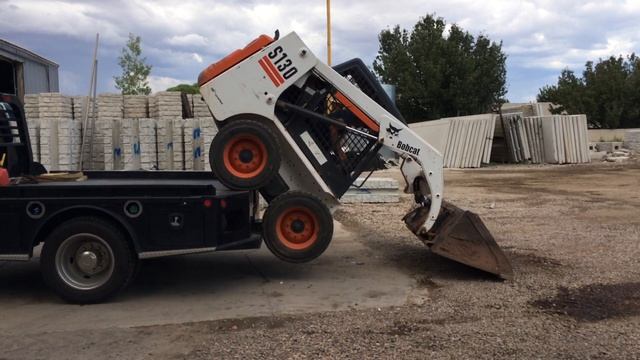 Loading a Bobcat - WITHOUT RAMPS смотреть онлайн