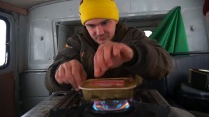 Живем 24 часа в буханке! Выгнали из дома!