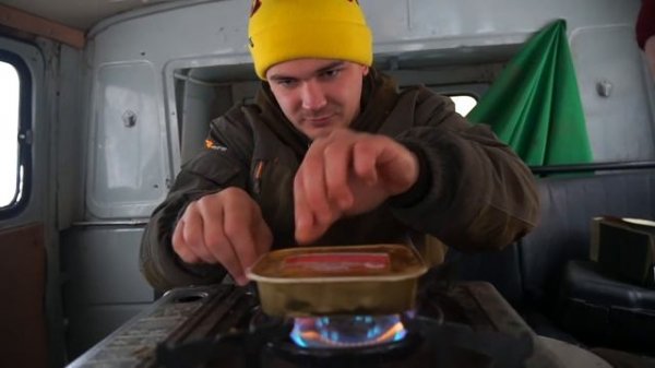 Живем 24 часа в буханке! Выгнали из дома!