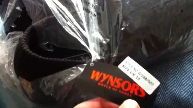 bag opening of Mens Basic Black Twin Gusset Fleece Slippers by Dave 001. смотреть онлайн