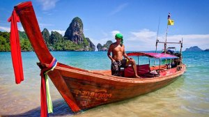 Таиланд. Бангкок. Знаменитые тайские лодки лонгтейлы с автомобильным мотором на реке Чао Прайя.