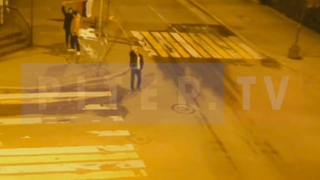 Появилось видео с неизвестными, похитившими флаг России со здания Фрунзенского районного суда смотреть онлайн