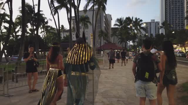 HAWAII PEOPLE 🎃 Halloween Night Walk in Waikiki 2024 👻 #halloween #walking #waikiki смотреть онлайн