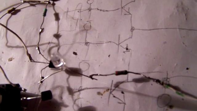 low battery (12 V car) indicator (schematic) смотреть онлайн