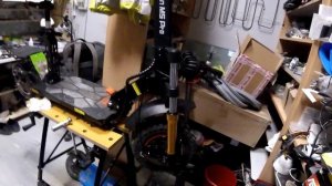 Kugoo Kirin M5 Pro 1200W 2024г.  Смазка рулевых подшипников переднего колеса.