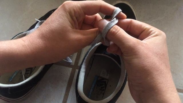 How To Tie Shoes In 1 Second FOR CHILDREN смотреть онлайн