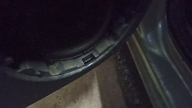 Рено Дастер. Меняю резину. Течёт дверная карта.