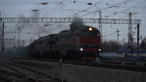 Тепловоз 2ТЭ116У-0103Б/0284Б. Отправление с «медведящей» секцией.