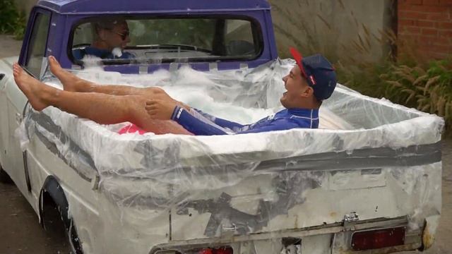 Сделали бассейн на колесах внутри автомобиля!