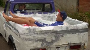 Сделали бассейн на колесах внутри автомобиля!