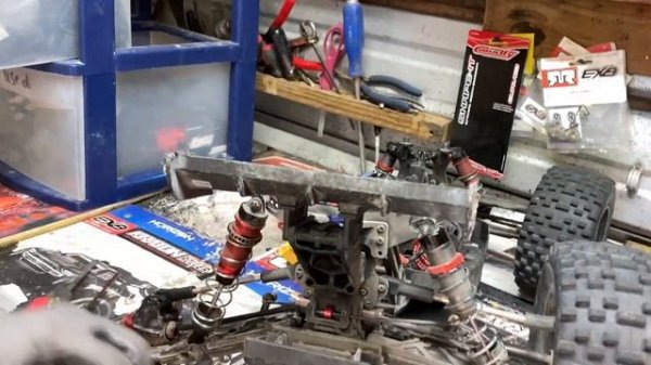 Arrma Kraton EXB VS Team Corally Kronos XTR