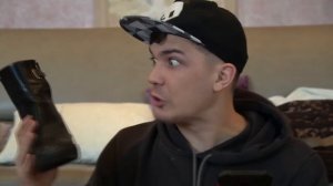 Купили на аукционе чемодан богатой жены барыги техники Apple. А там...