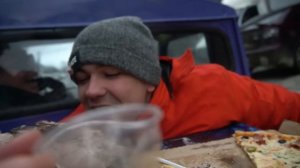 Кто быстрее съест пиццу на полном ходу в кузове Москвича получит 10000 рублей!