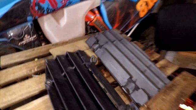Shop Talk: Flo Motorsports Radiator Brace on KTM 300 XC-W Six Days смотреть онлайн
