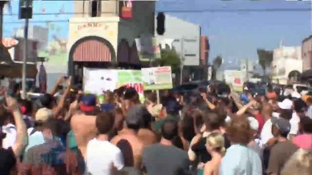 Go-Topless Day in Venice: Are erotic, western breasts de-eroticizable for "gender equality"? смотреть онлайн