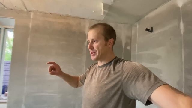 РЕМОНТ В ТРЕШКЕ/СТЯЖКА, КЛАДКА КИРПИЧА НА ЛОДЖИ #ремонтквартир #стяжка